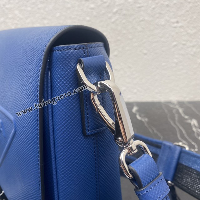 Prada專櫃新款刺繡織帶男斜跨包 2VD046 普拉達Saffiano皮革時尚翻蓋男士單肩包 csp1307
